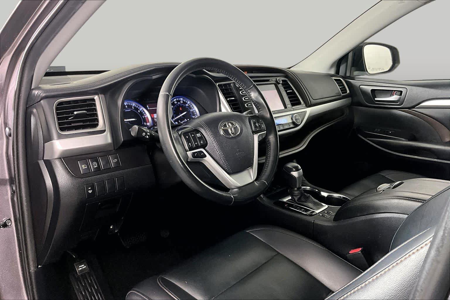 Used 2019 Toyota Highlander XLE AWD/4WD image 17
