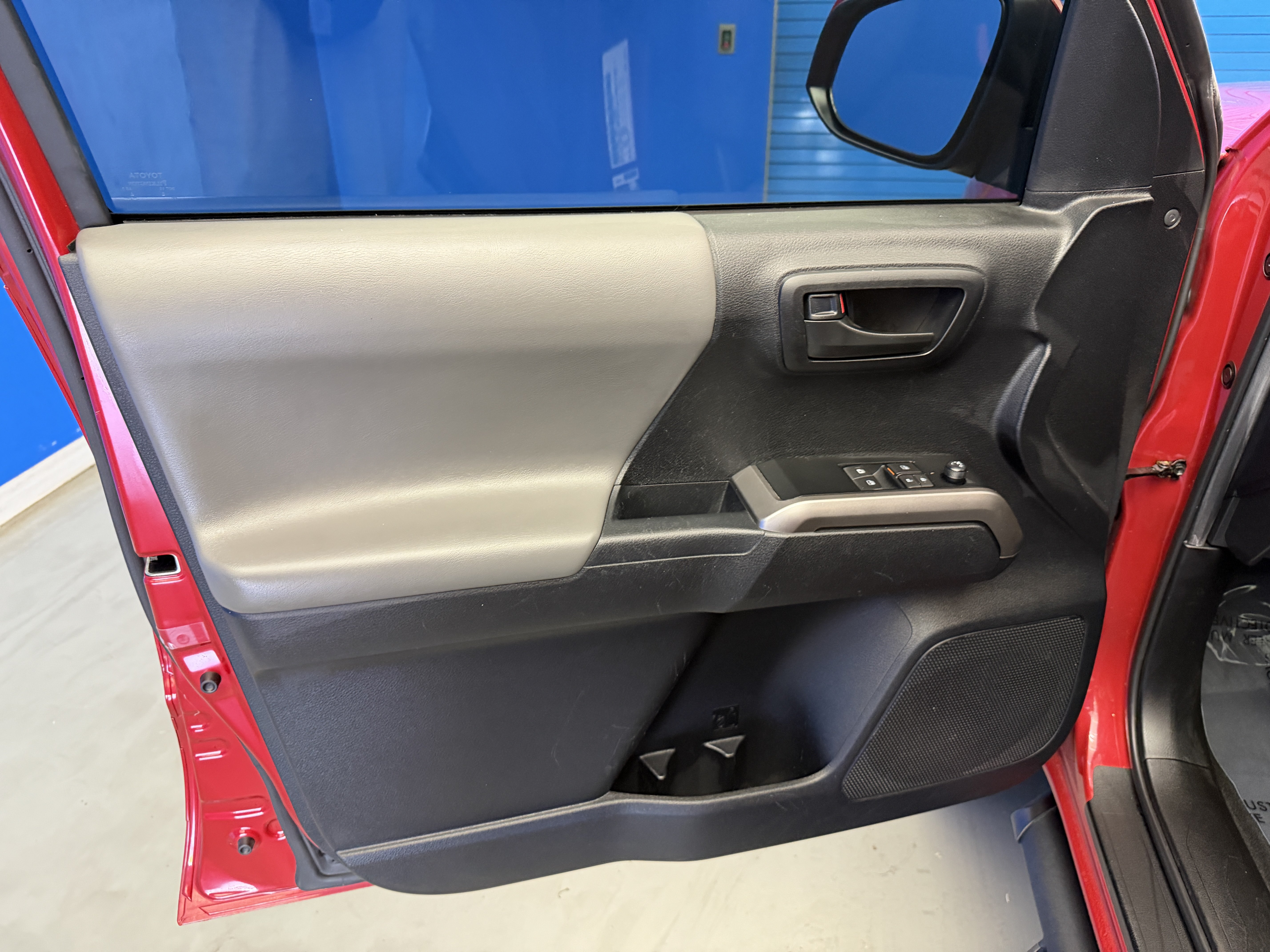 Used 2022 Toyota Tacoma SR5 AWD/4WD image 9