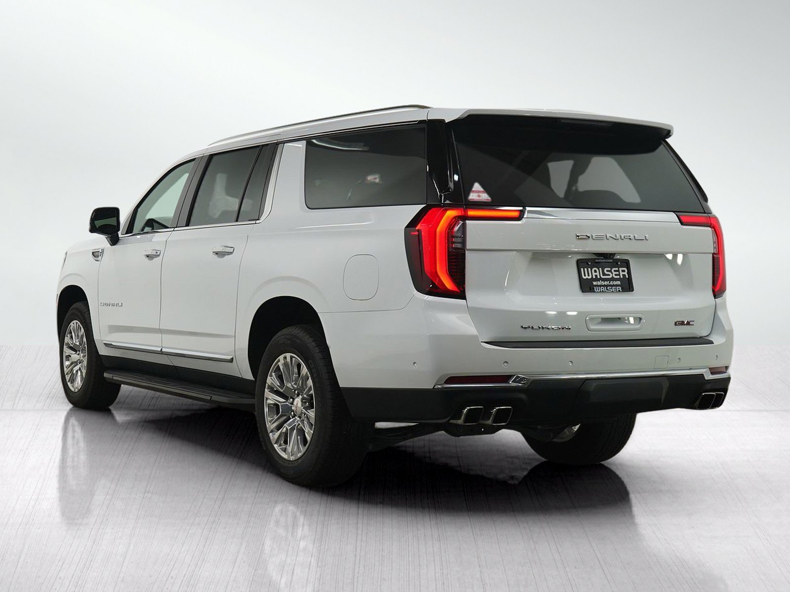 Used 2025 GMC Yukon XL Denali AWD/4WD image 3