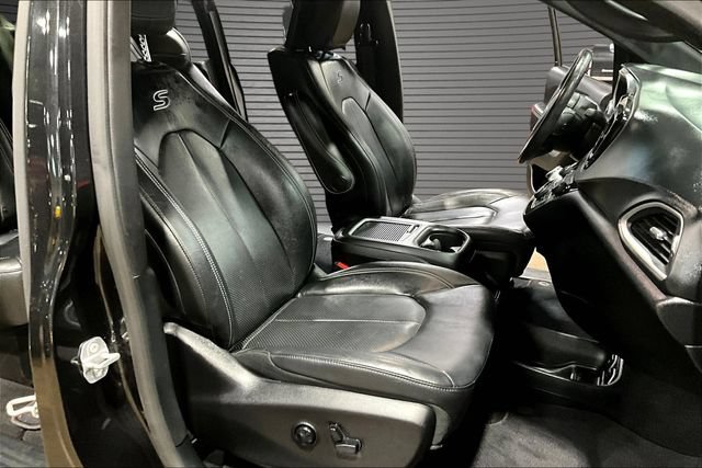 Used 2020 Chrysler Pacifica Touring-L Plus w/ S Appearance Package FWD image 26