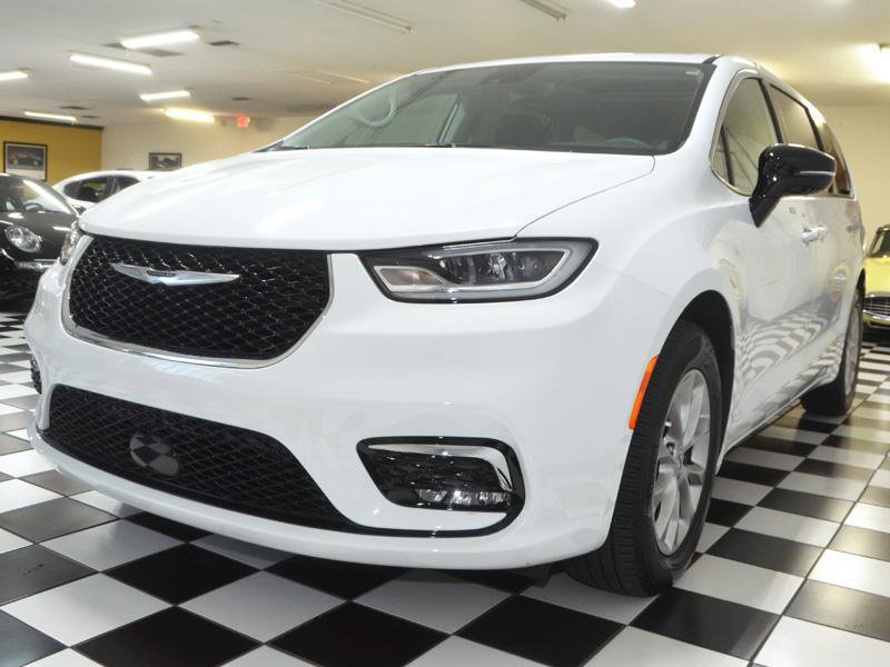 Used 2024 Chrysler Pacifica Touring-L image 5