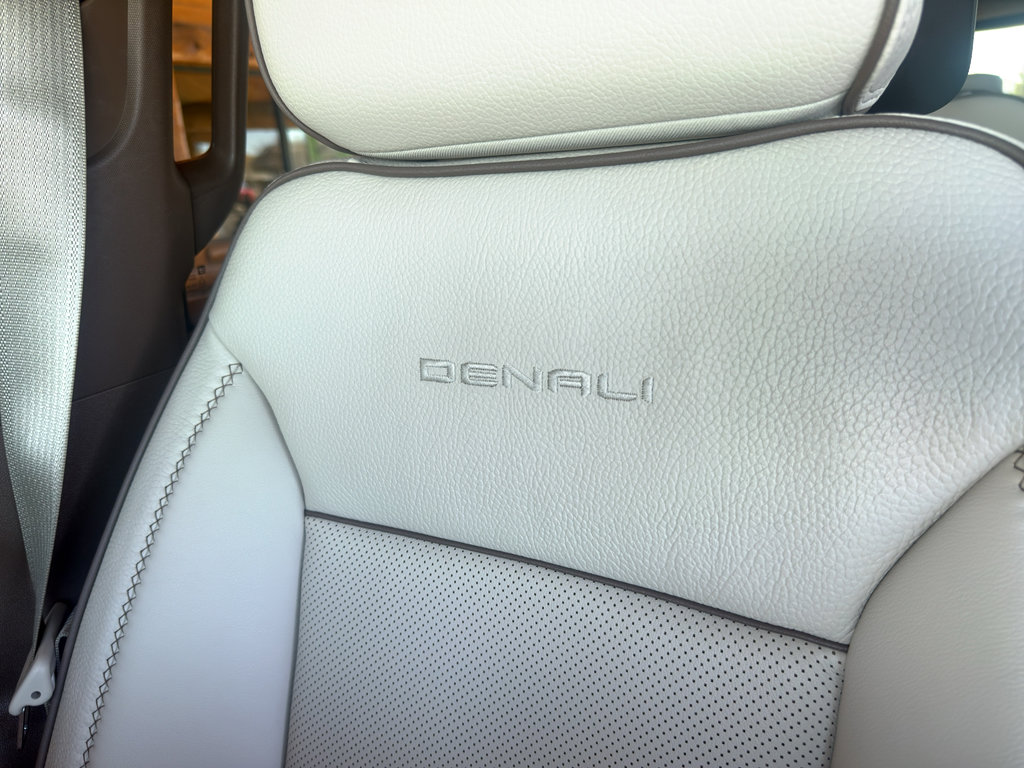 Used 2025 GMC Yukon XL Denali w/ Advanced Technology Package image 23