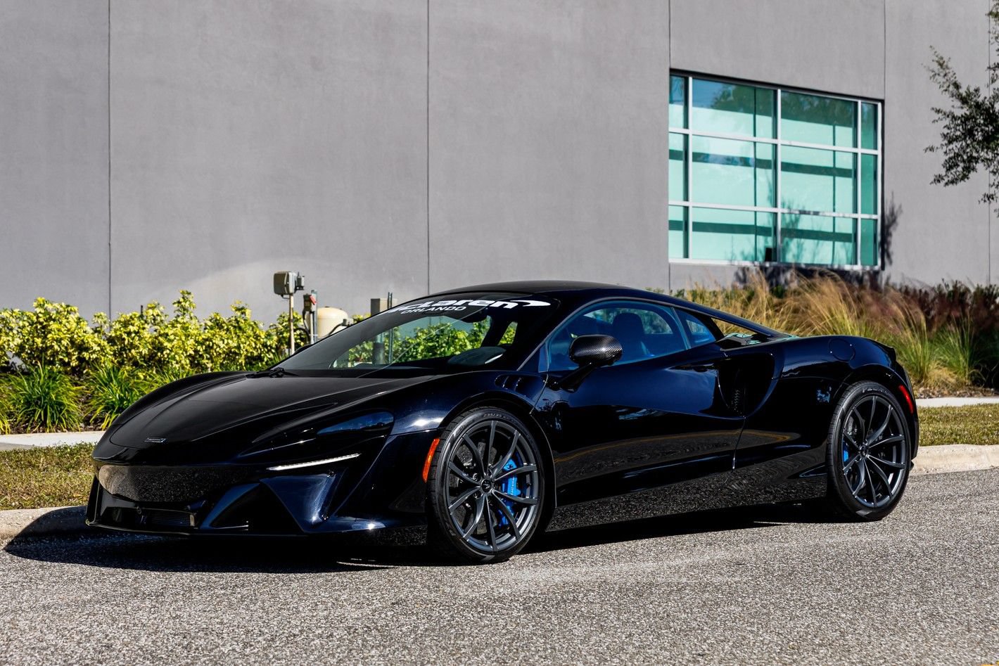 Used 2023 McLaren Artura RWD image 20