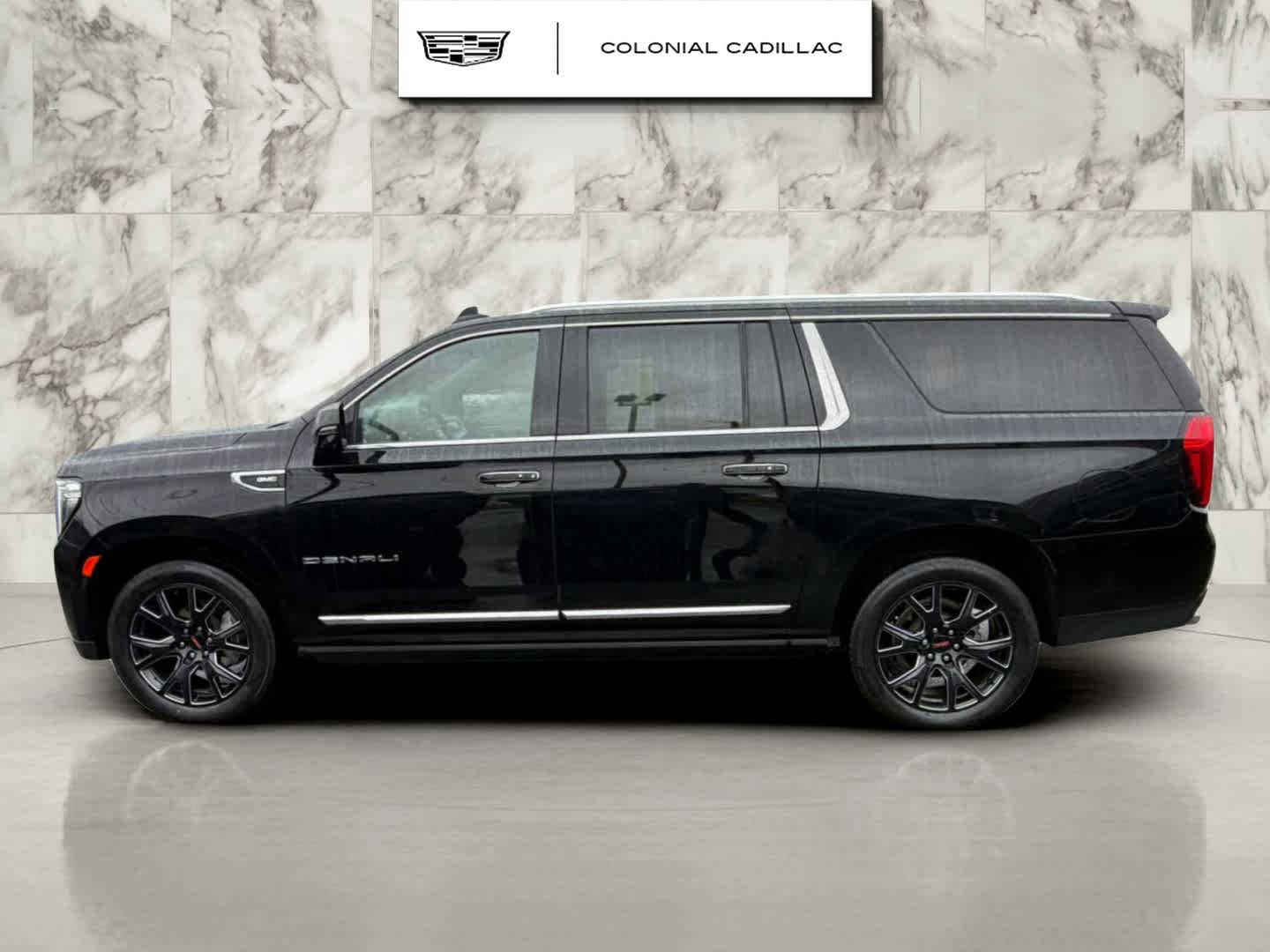 Used 2023 GMC Yukon XL Denali AWD/4WD image 2