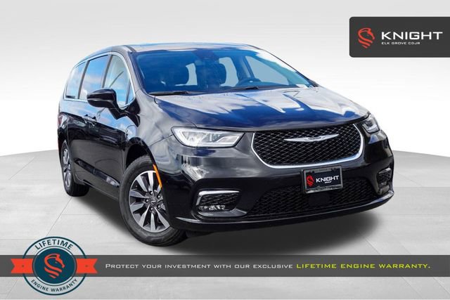 Used 2024 Chrysler Pacifica Select image 1