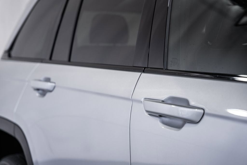 New 2025 Jeep Grand Cherokee Altitude image 14