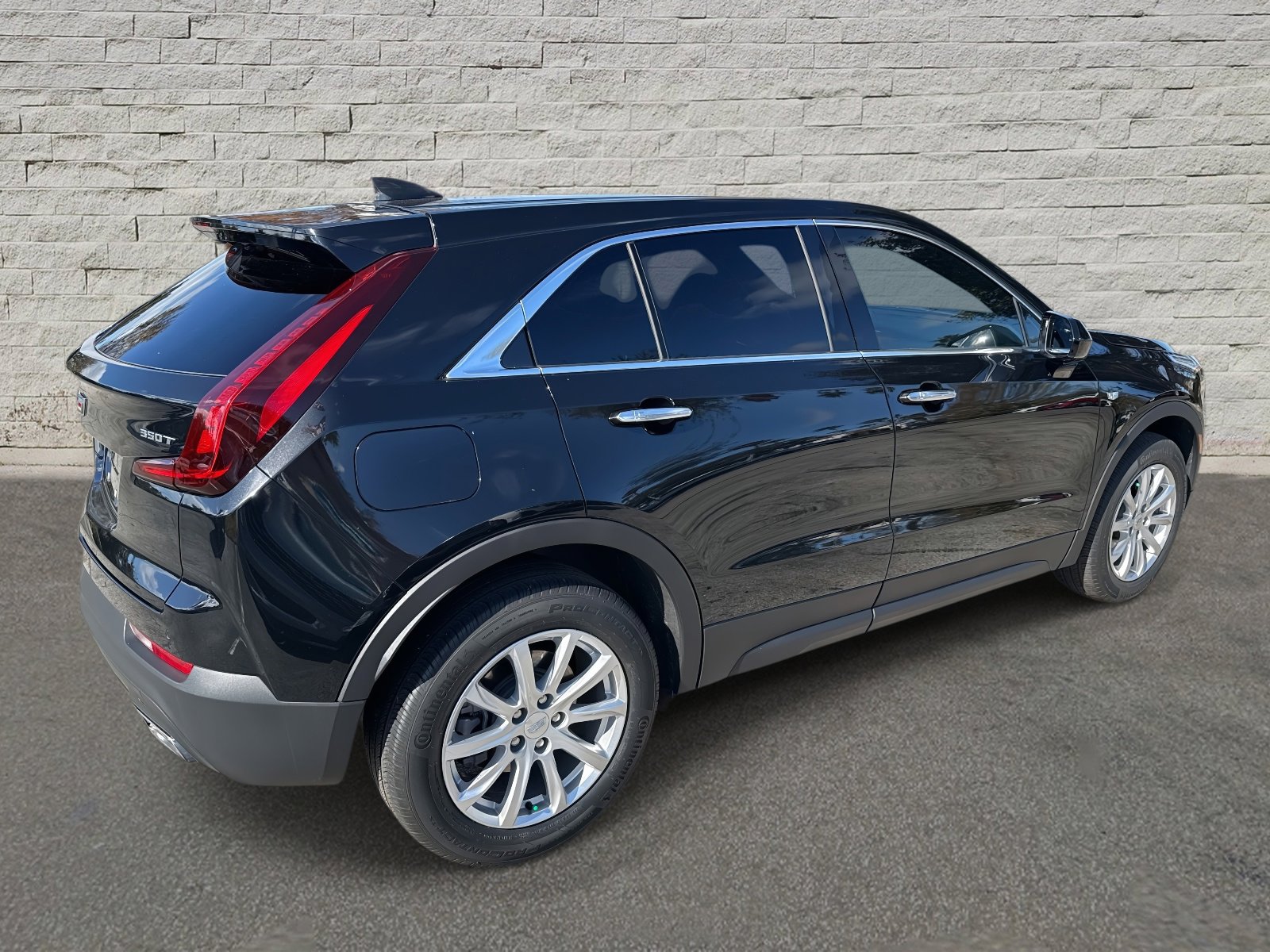 Used 2023 Cadillac XT4 Luxury w/ Cold Weather Package image 5