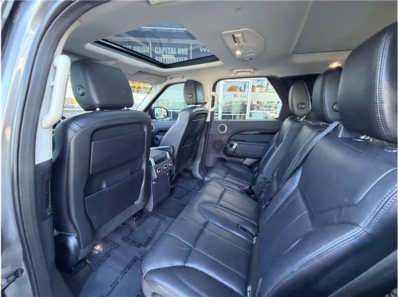 Used 2019 Land Rover Discovery SE AWD/4WD image 21