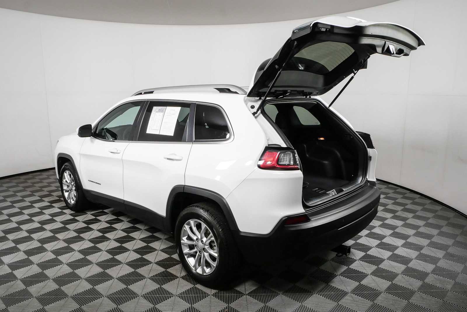 Used 2019 Jeep Cherokee Latitude w/ Popular Appearance Group FWD image 31