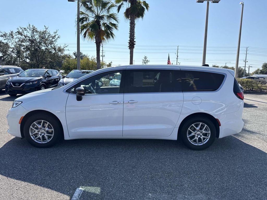 Used 2024 Chrysler Pacifica Touring image 7