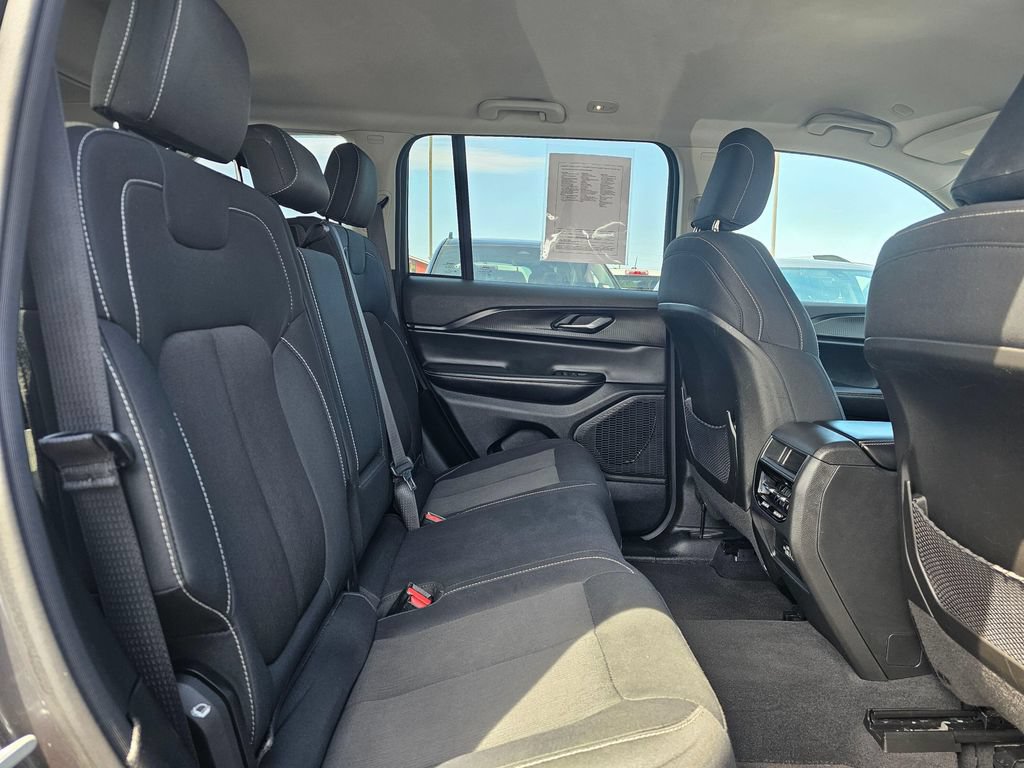 Used 2024 Jeep Grand Cherokee Laredo AWD/4WD image 12