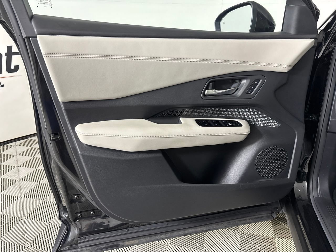 Used 2023 Nissan Ariya FWD image 7