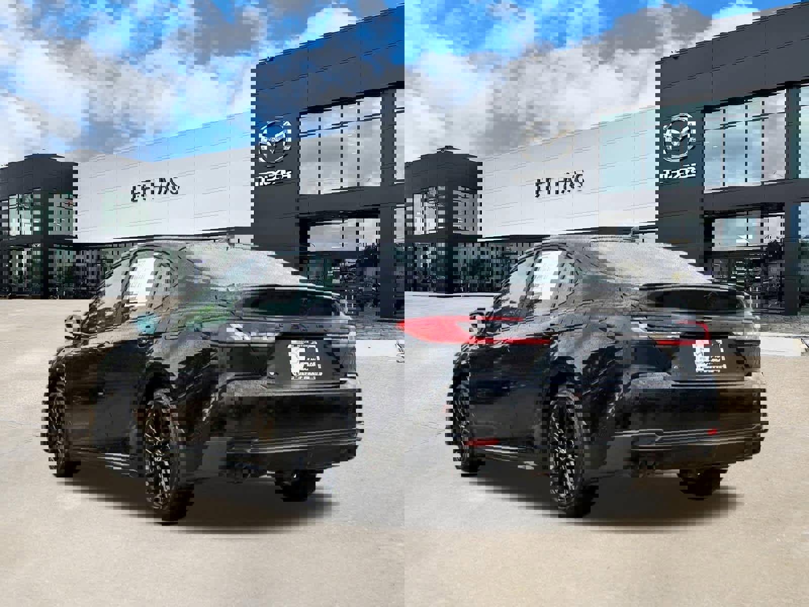 Used 2025 Toyota Camry SE w/ Convenience Package image 2