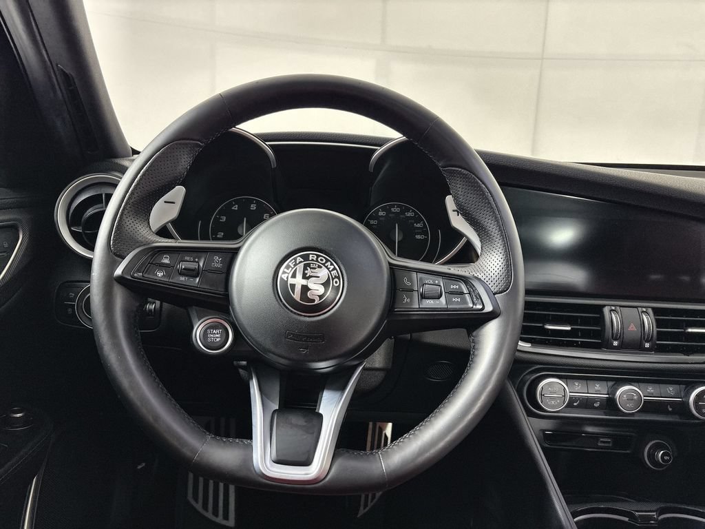 Used 2022 Alfa Romeo Giulia Veloce RWD image 11