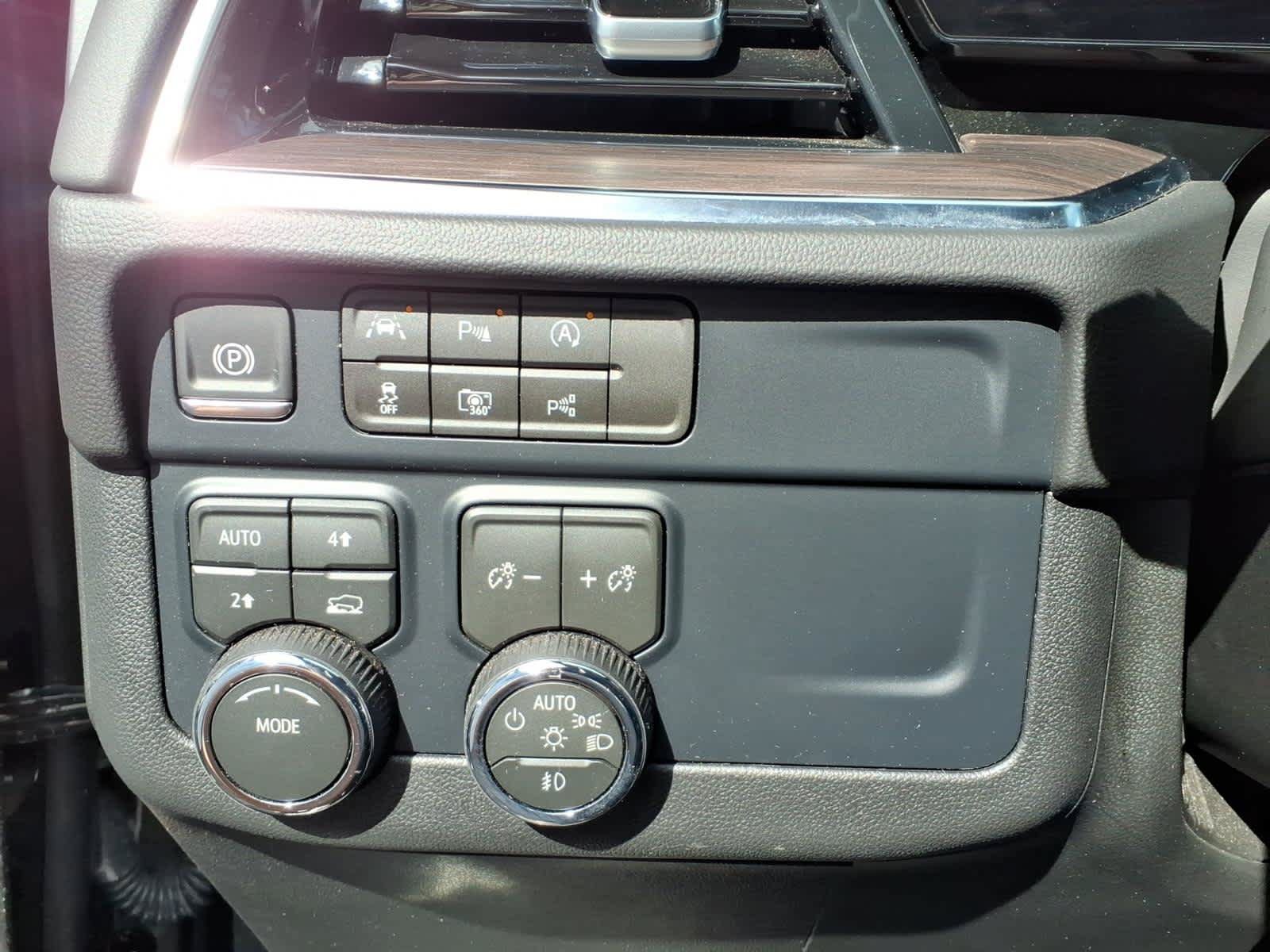 Used 2026 Chevrolet Suburban LT w/ Comfort Package AWD/4WD image 11