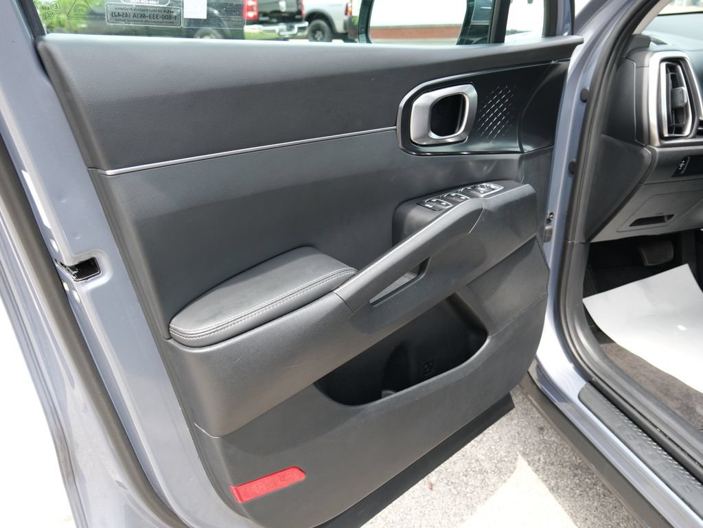 Used 2025 Kia Sorento LX FWD image 15
