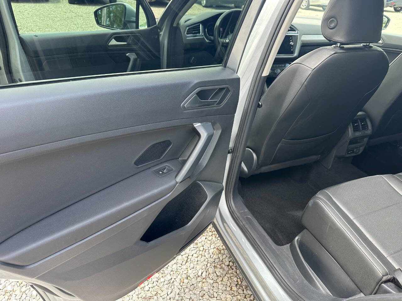 Used 2019 Volkswagen Tiguan SE w/ Panoramic Sunroof Package image 11