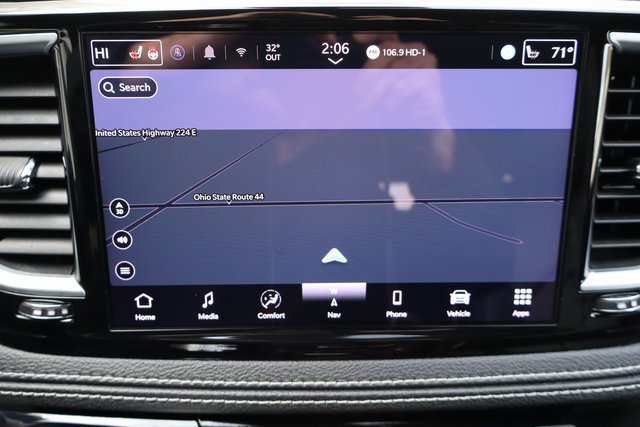 Used 2025 Chrysler Pacifica Limited FWD image 7