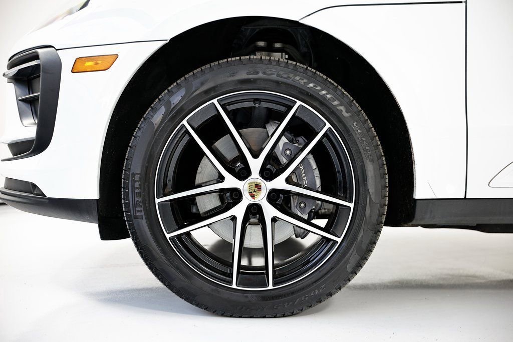 Certified 2025 Porsche Macan image 13