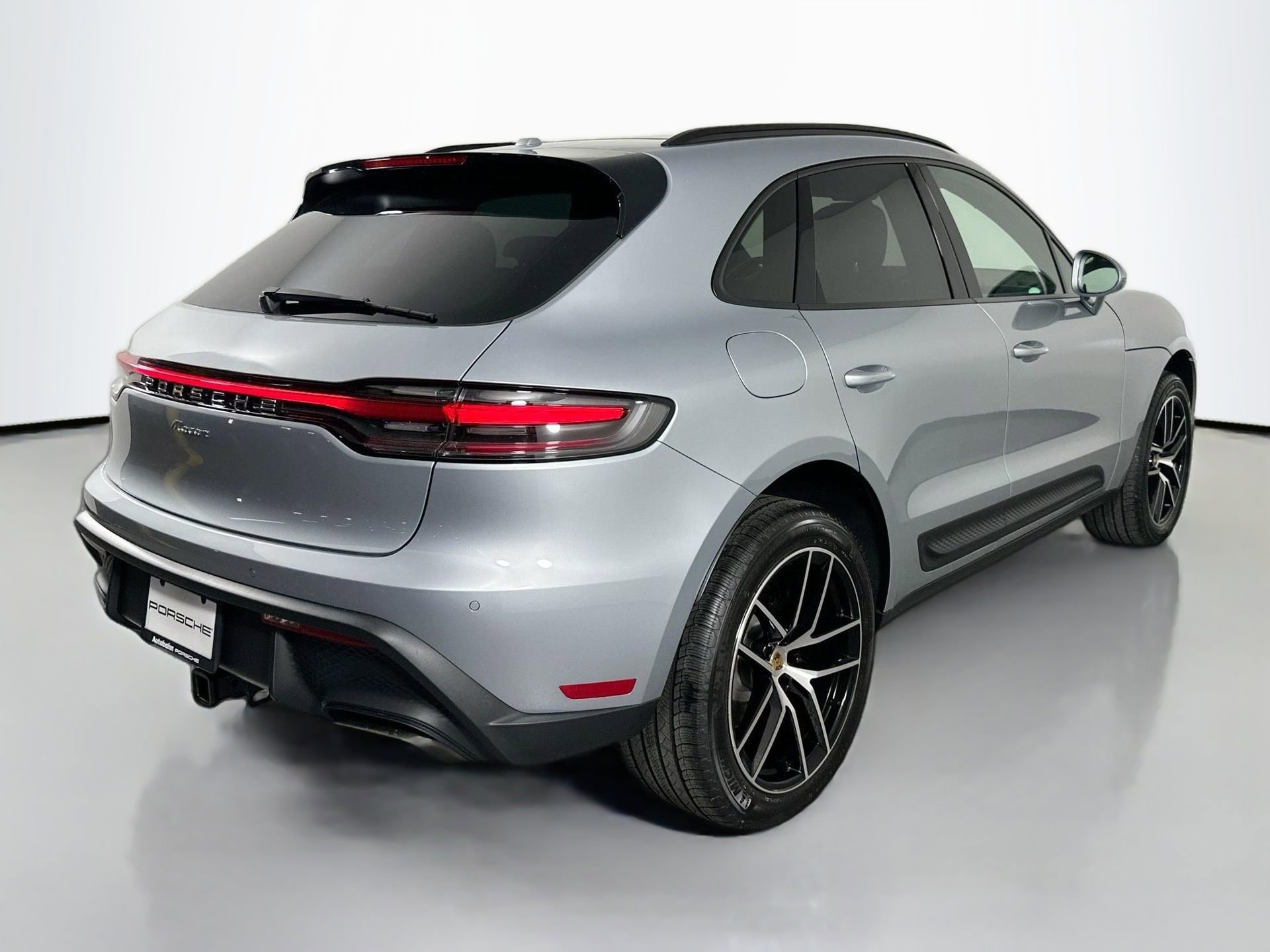 Certified 2025 Porsche Macan image 7