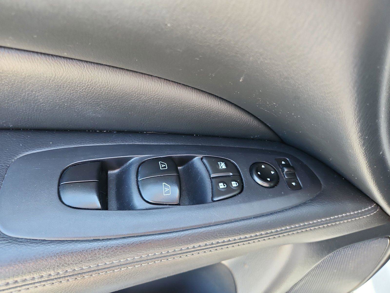 Used 2019 Nissan Pathfinder SV AWD/4WD image 17