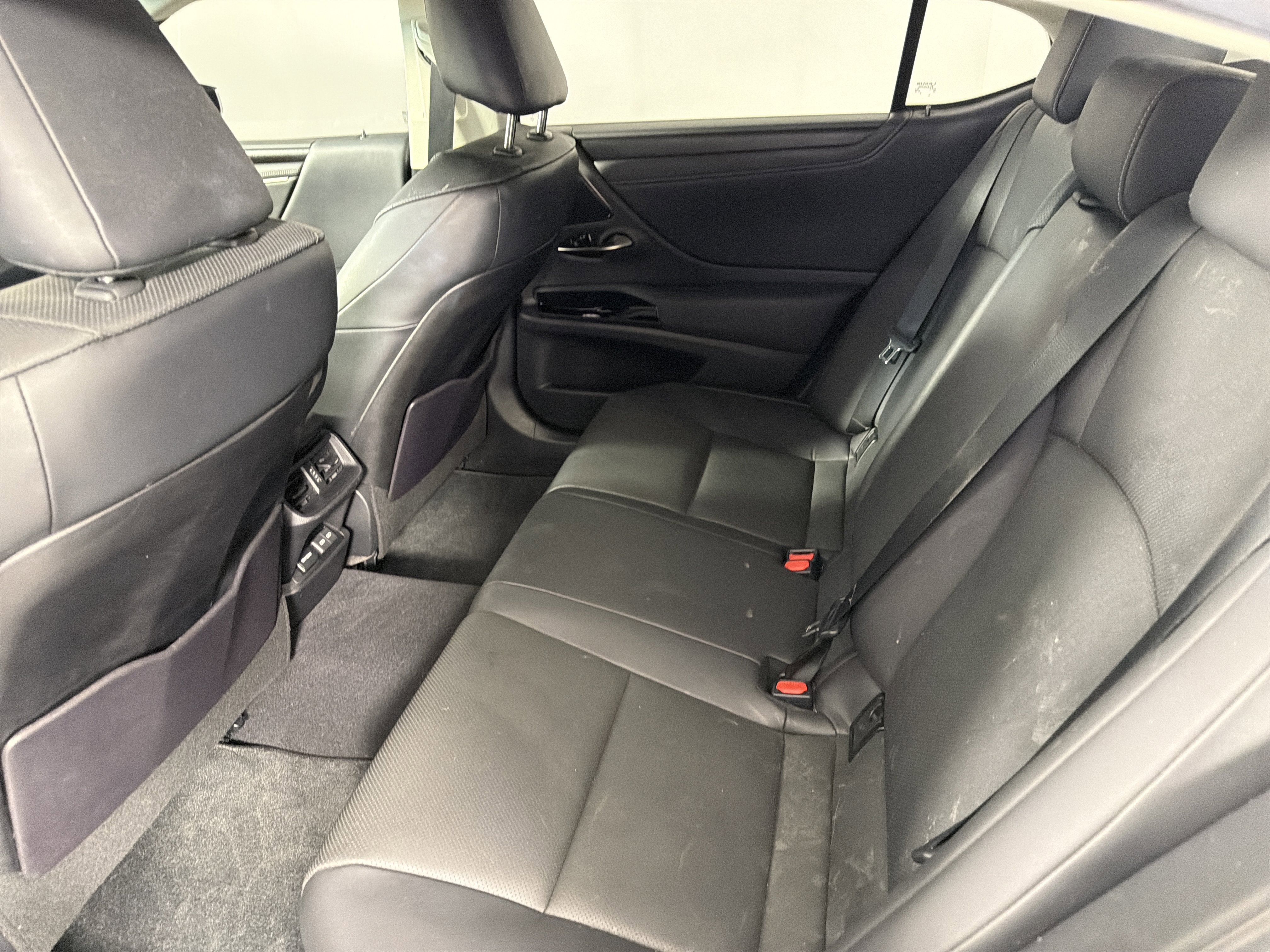 Used 2023 Lexus ES 250 w/ Accessory Package (Z1) AWD/4WD image 15