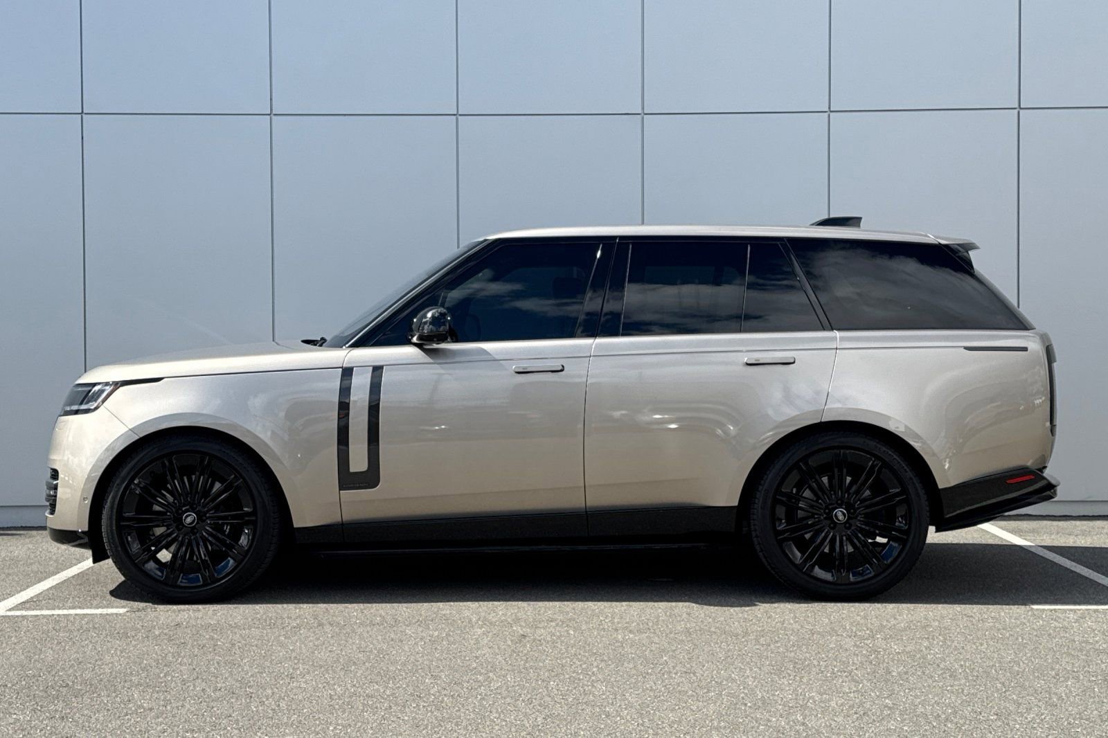 Used 2023 Land Rover Range Rover Autobiography image 2