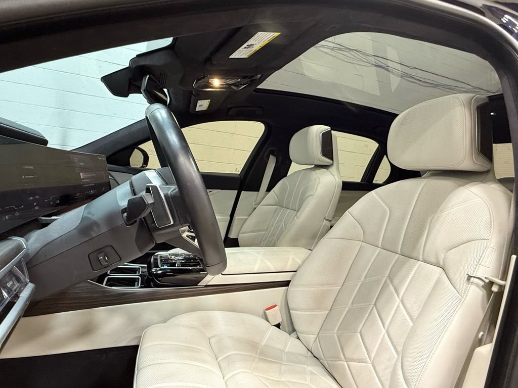 Used 2023 BMW i7 xDrive60 AWD/4WD image 29