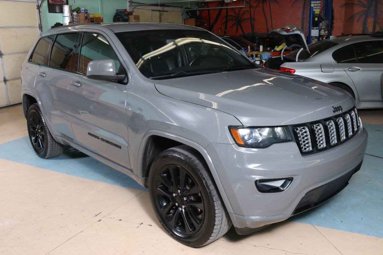 Used 2020 Jeep Grand Cherokee Altitude RWD image 1