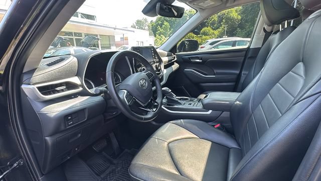 Used 2021 Toyota Highlander XLE AWD/4WD image 18