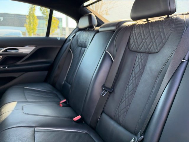 Used 2020 BMW 750i xDrive w/ M Sport Package AWD/4WD image 38
