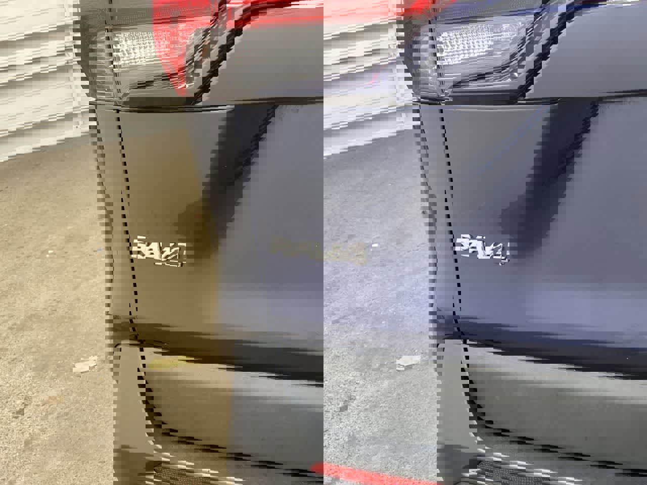 Used 2021 Toyota RAV4 XLE image 10