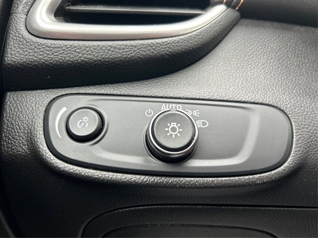 Used 2020 Chevrolet Trax LT w/ Sun & Sound Package image 27