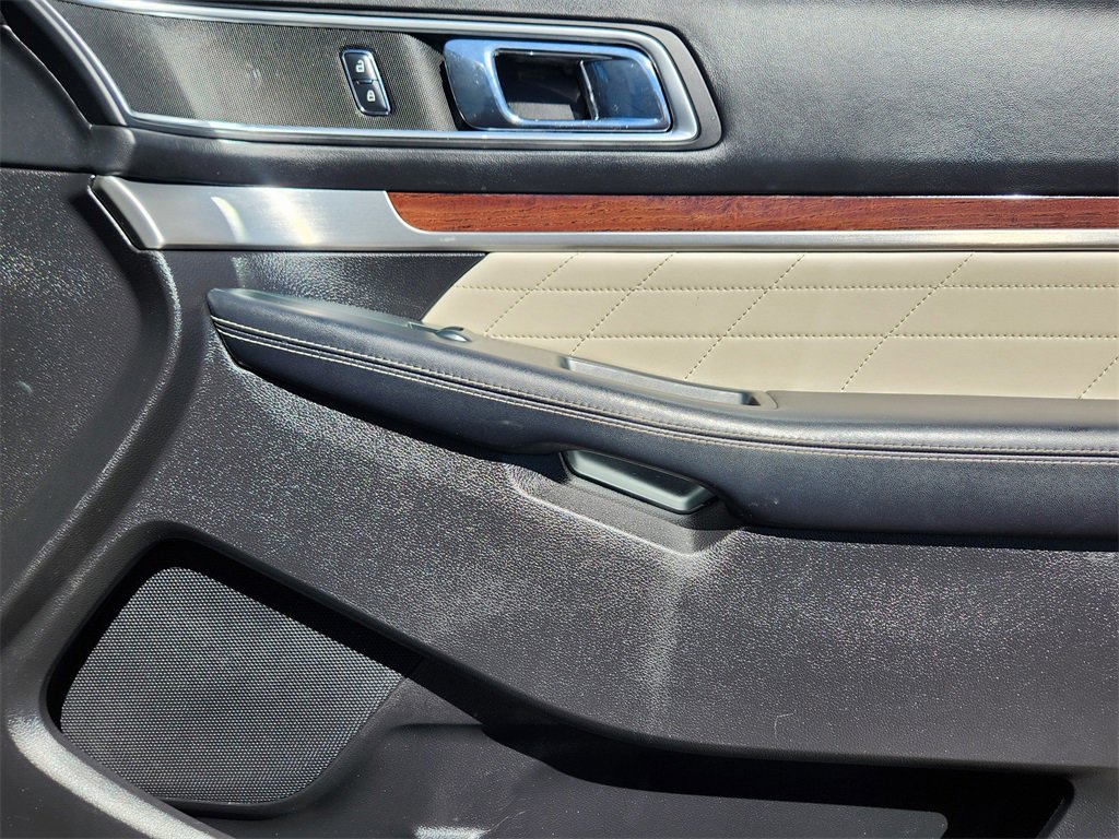 Used 2018 Ford Explorer Platinum image 29