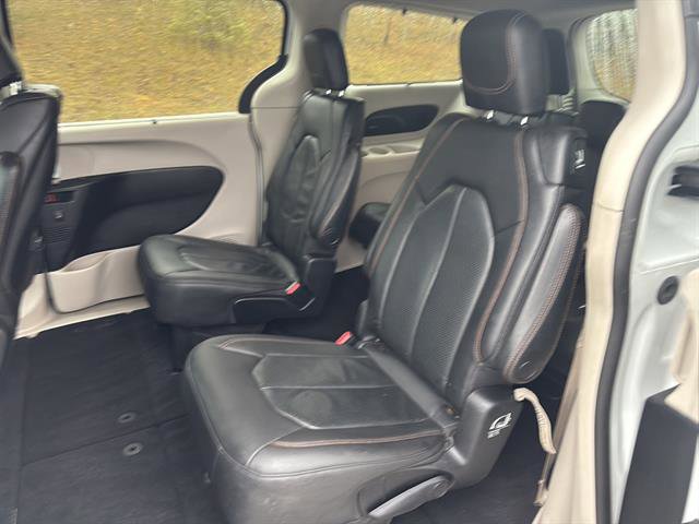 Used 2020 Chrysler Pacifica Touring-L Plus w/ Advanced Safetytec Group FWD image 16