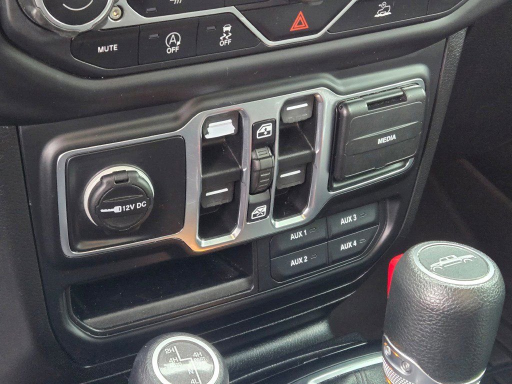 Used 2021 Jeep Gladiator Willys AWD/4WD image 23