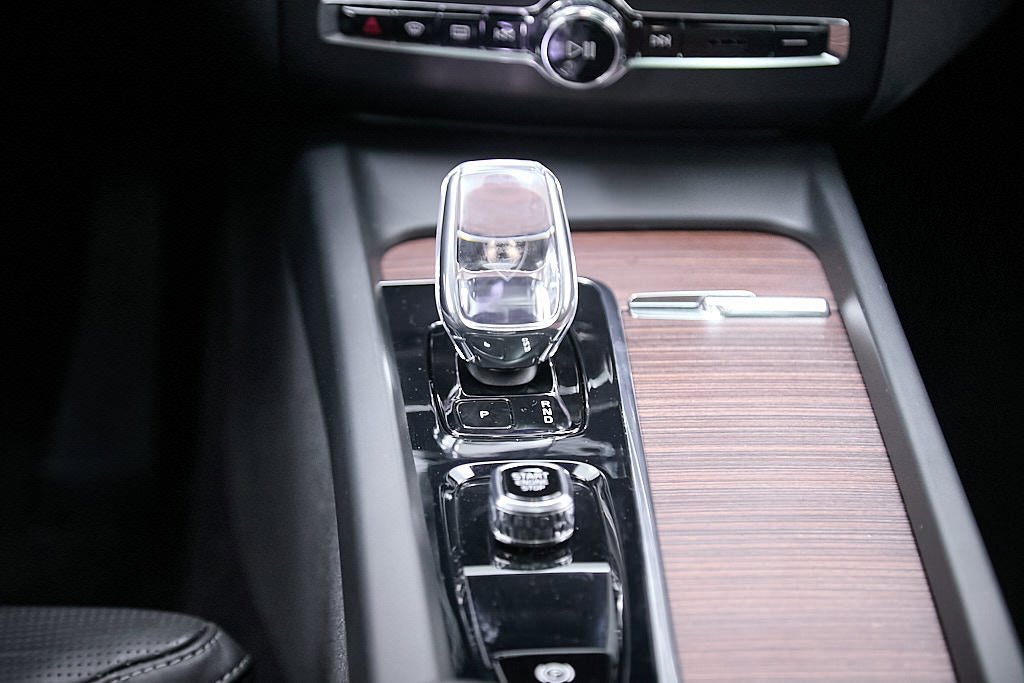 Certified 2023 Volvo XC60 B6 Ultimate w/ Protection Package Premier image 35