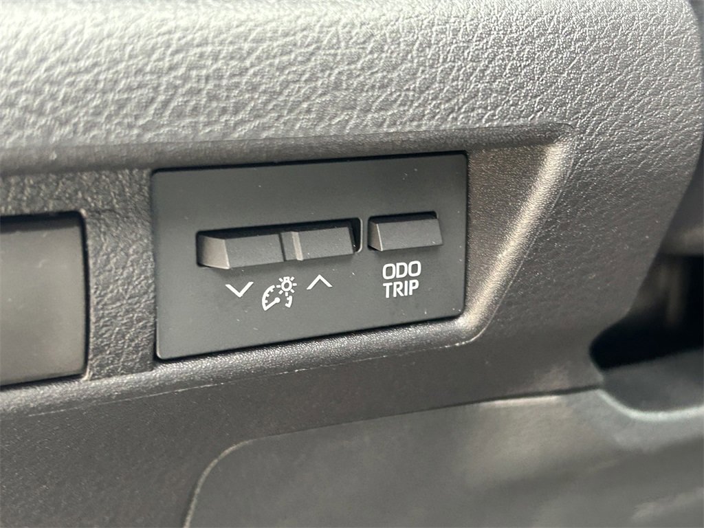 Used 2025 Toyota Sienna XSE image 31