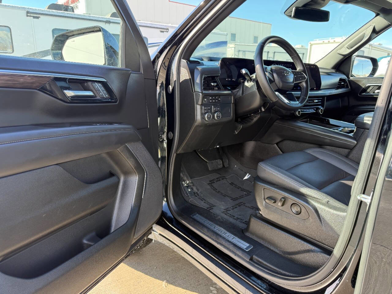 Used 2025 Chevrolet Suburban Z71 image 15