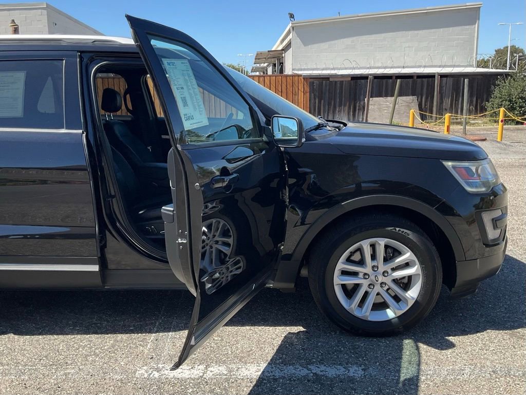 Used 2017 Ford Explorer XLT w/ Equipment Group 202A image 29