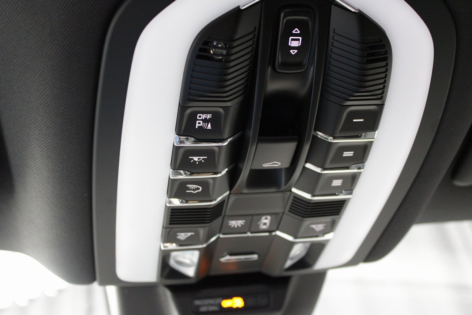 New 2026 Porsche Macan Turbo image 34