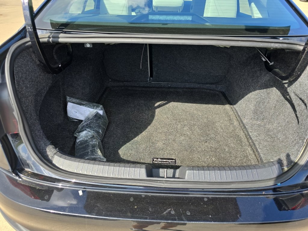 Used 2023 Volkswagen Jetta SE w/ Panoramic Sunroof Package image 13