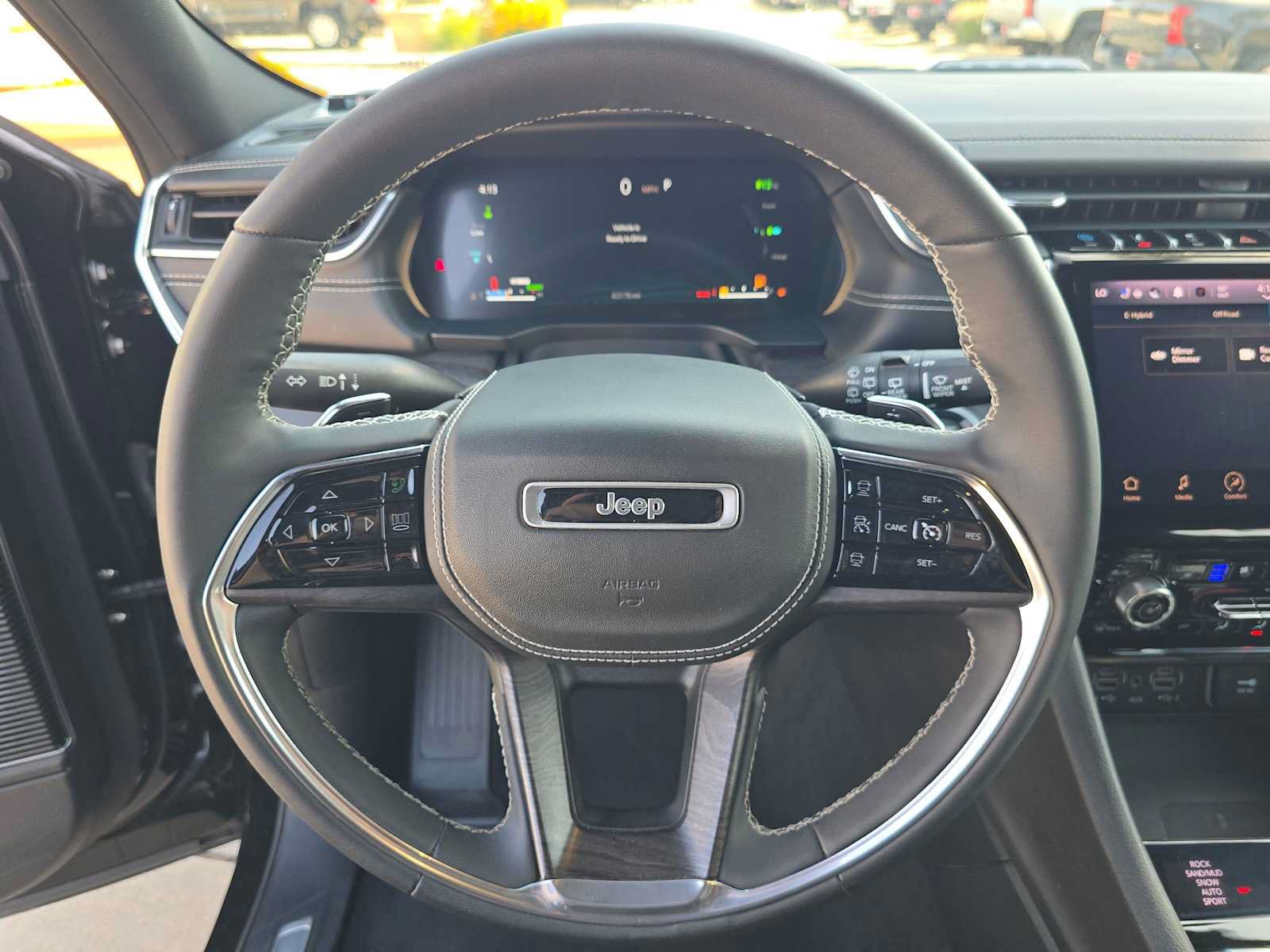 Used 2022 Jeep Grand Cherokee Overland w/ Luxury Tech Group IV AWD/4WD image 24