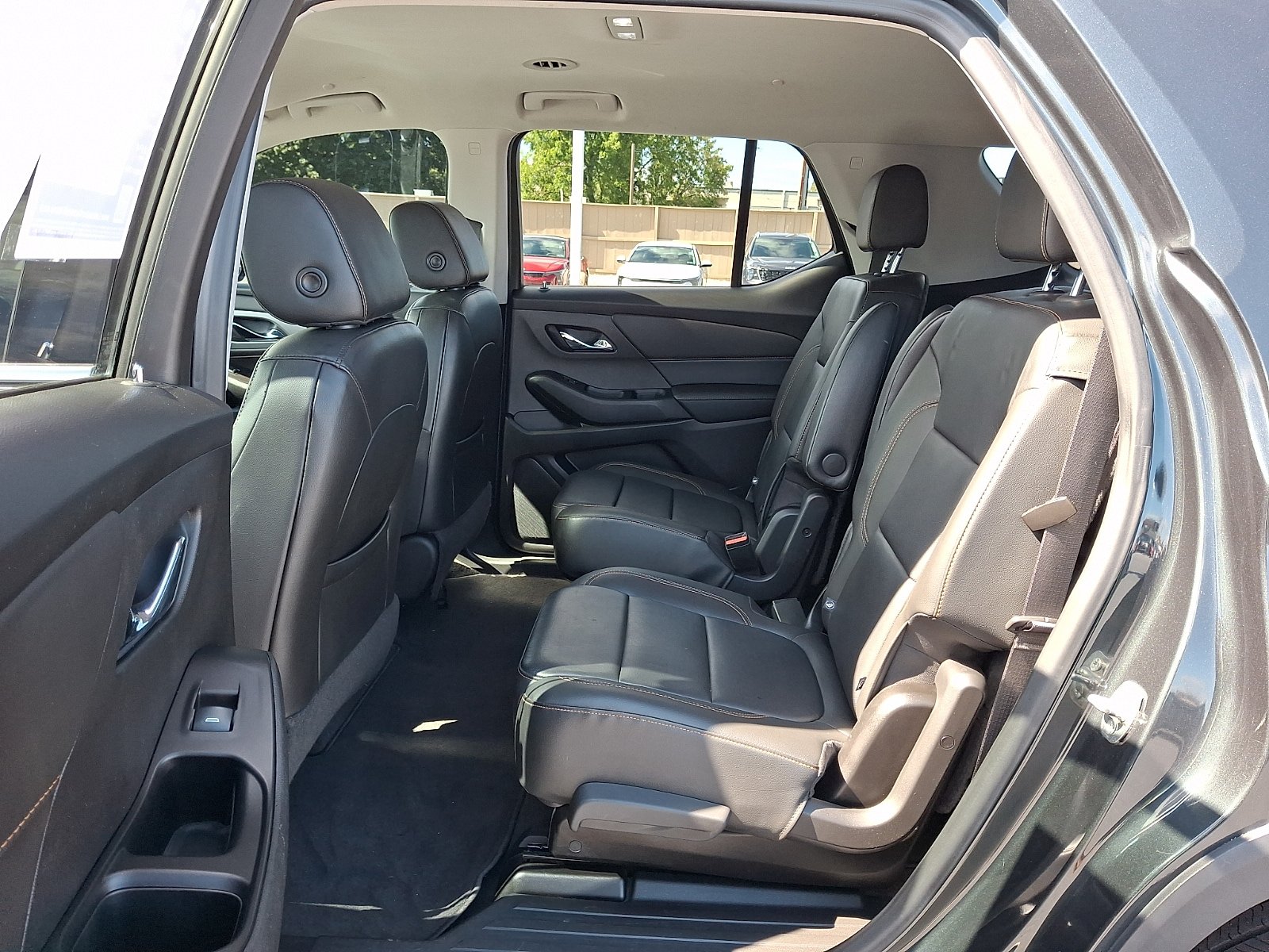 Used 2020 Chevrolet Traverse LT w/ LT Premium Package FWD image 12