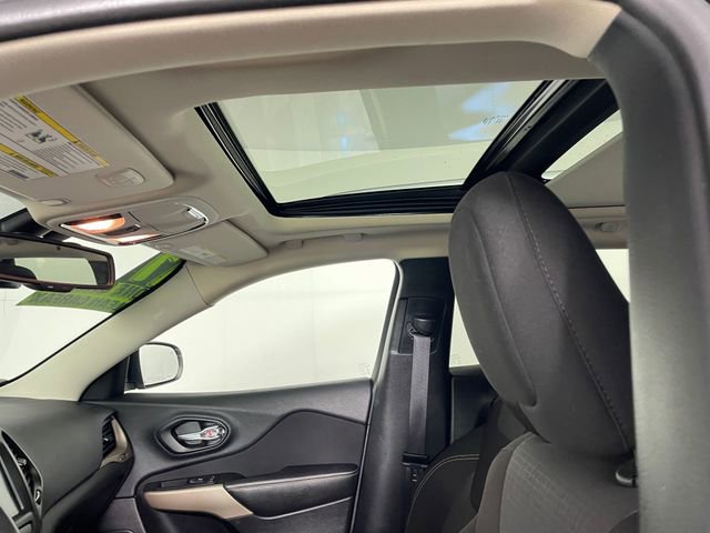 Used 2017 Jeep Cherokee Latitude w/ Comfort/Convenience Group image 17