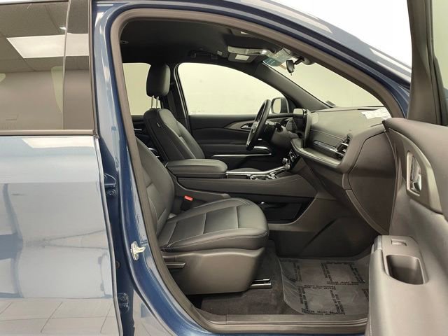 Used 2025 Chevrolet Traverse LT image 14