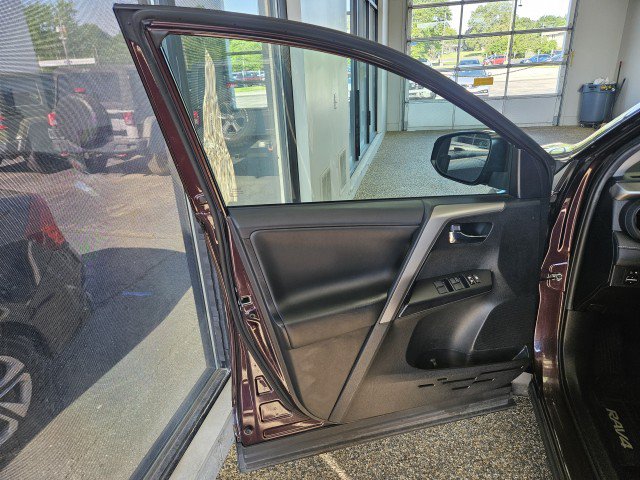 Used 2018 Toyota RAV4 XLE AWD/4WD image 17