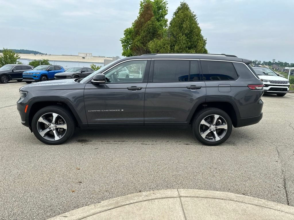 Used 2023 Jeep Grand Cherokee L Limited AWD/4WD image 7