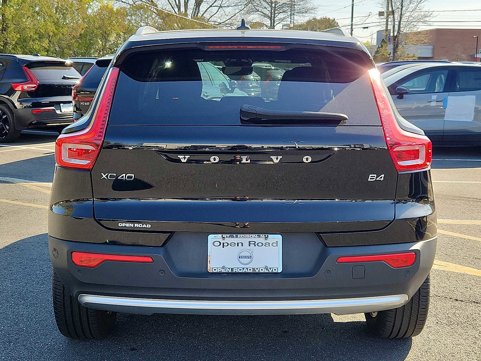 Used 2023 Volvo XC40 B4 Core FWD image 5