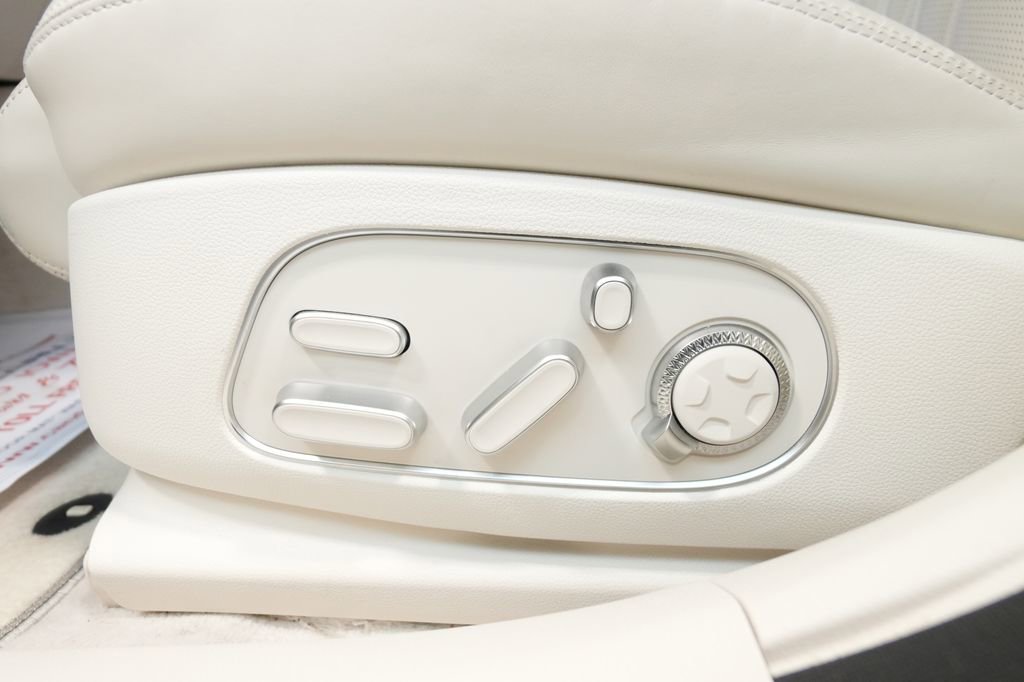 Used 2023 Genesis G90 3.5T image 18